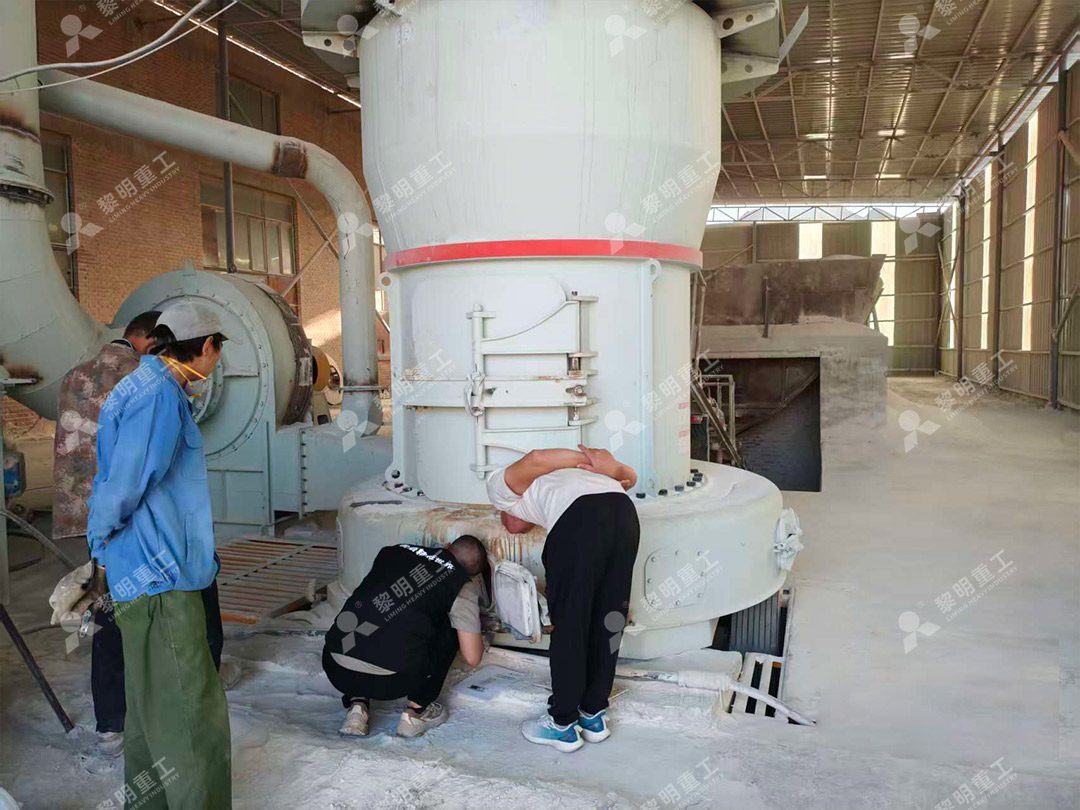 经过研磨的生石灰细粉被投加到污水处理池中进行化学处理的场景